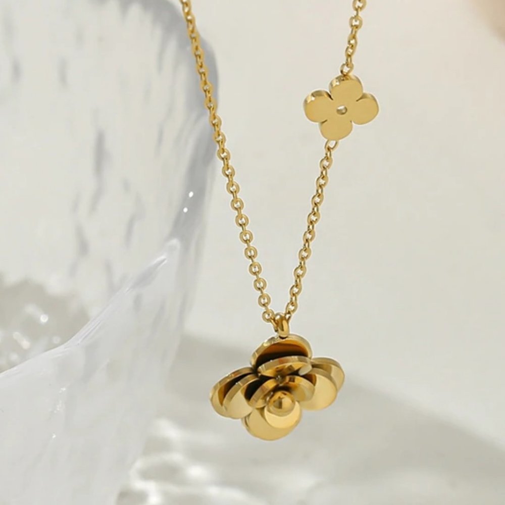 New 18K Gold Plated Clover Necklace a - Picture 3 of 4